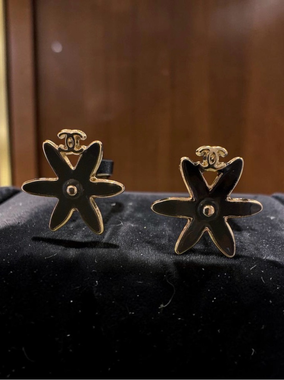 🖤 Black Flower Stud Earrings